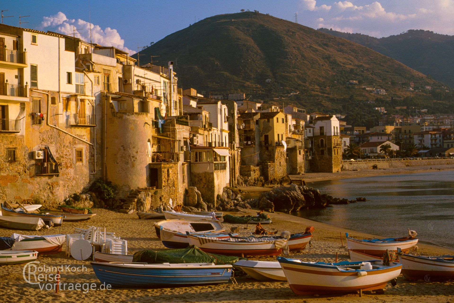 Altstadt von Cefalu im Abendlicht, Sizilien, Italien